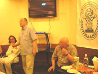 В этот вечер гостями клуба стали выдающийся грузинский режиссер и драматург Резо Габриадзе (справа) и одесский парижанин, биофизик и литератор Анатолий Контуш (слева). Вечер ведет вице-президент клуба, писатель и издатель Валерий Хаит (в центре).