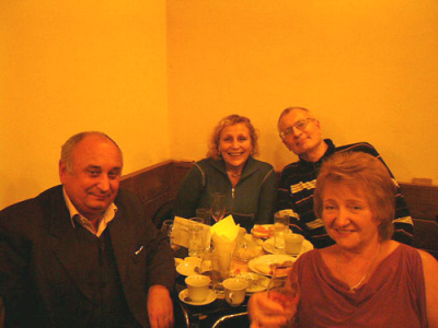 Роман Карцев рассказывает ... Семьи Пономаревых и Кругляков (на заднем плане) слушают...