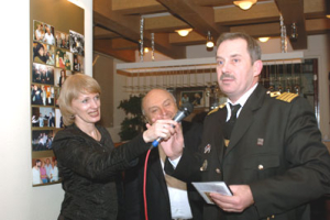 У микрофона А. Задорожный при вручении ему членского билета.