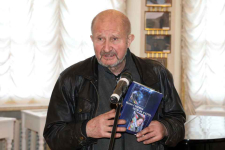 "Білим і чорним хотів би я бути". Літературний музей презентував книгу Михайла Жука