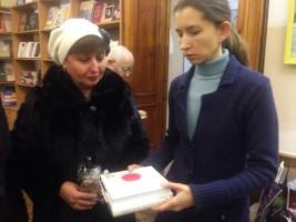 Майя Димерли передала в дар экземпляры "10 ночей..." сотрудникам нескольких взрослых и  детских библиотек города