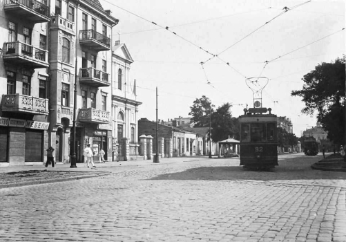 Гаванная улица. На снимке 1928 года следующим за костёлом Св. Петра апостола просматривается одноэтажное здание бывшей Городской лечебницы для приходящих
