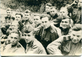 1957 г На привале Леонид Рукман 1-й ряд в центре