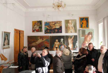 Первые посетители выставки.