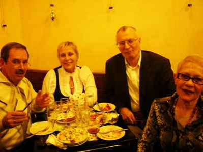 Столик веб-мастеров сайта клуба Натальи и Юрия Кругляков (в центре).