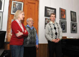 Выставку открывает Галина Владимирская и Леонид Рукман