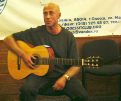 Вадим Ланда представил на суд собравшихся свои стихи, песни и маленькие прозаические эссе, наполненные юмором и мудростью.