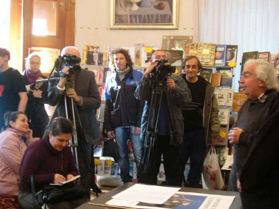 Экспозицию натюрмортов одесского художника Сергея Белика (он справа) открывает Евгений Голубовский.