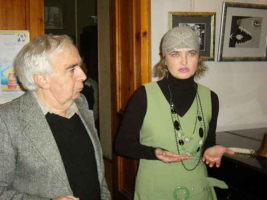 Елена Антонова выступает на открытии своей выставки «Я притворилась кошкой».
