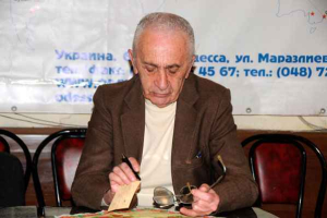 Автор, к удовольствию собравшихся, прочитал несколько страниц из своей новой  книги.
