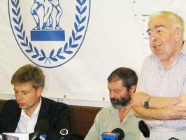 Выступает Евгений Голубовский. Слева: А. Гончаренко и О. Губарь