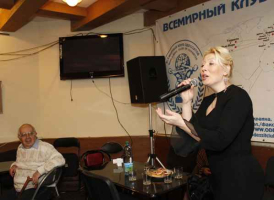 Поет Елена Таркановская