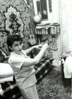 4 августа 1991 г. Комната-убежище. Там, где видна постель, стоял рваный диван. Под ним в углу был спуск в подвал – люк. Комната была темная, окна заколочены ставнями,крышка люка засыпалась стружкой от рваного дивана и сверху ставился этот диван.